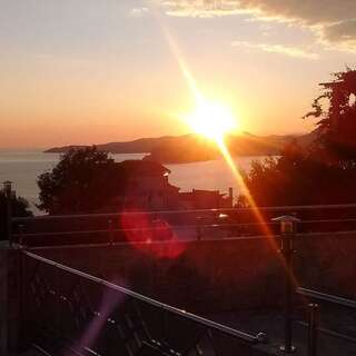 Апартаменты Apartments Dragišić Свети-Стефан Апартаменты с видом на море-12