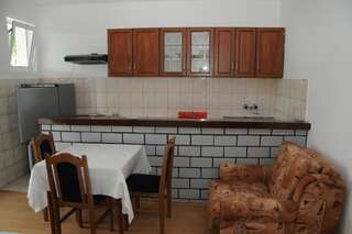 Апартаменты Apartments Dragišić Свети-Стефан Номер-студио с балконом (для 3 взрослых)-6