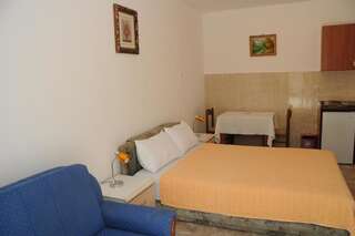 Апартаменты Apartments Dragišić Свети-Стефан Номер-студио с балконом (для 3 взрослых)-13